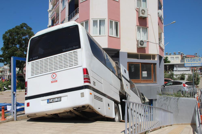 Freni boşalan otobüs, otomobile çarpıp markete girdi - Resim : 1