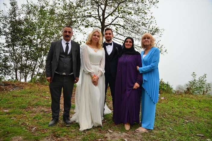 Maryna Bolodymyr'in annesi, Ukrayna'dan gelerek düğüne katıldı.